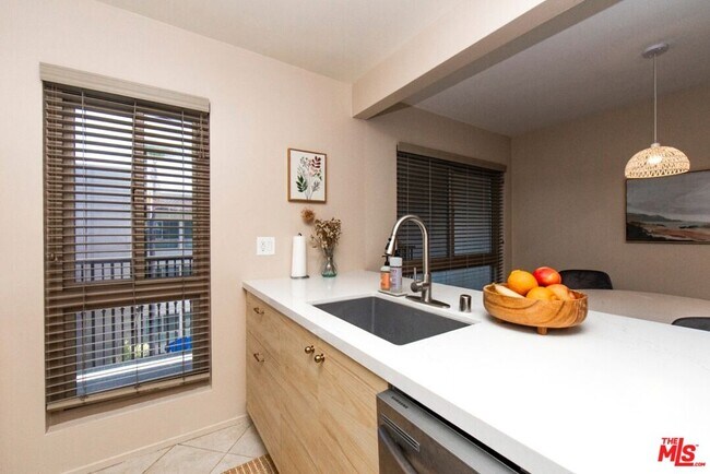 Building Photo - 6001 Canterbury Dr