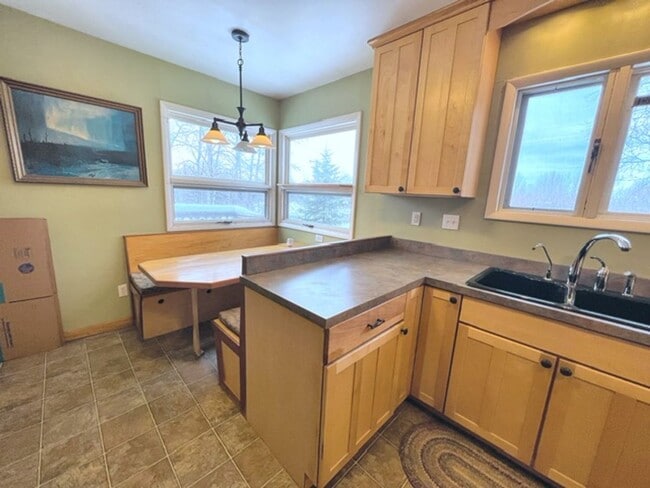 Building Photo - Spacious Midtown Two Bedroom with Utilitie...