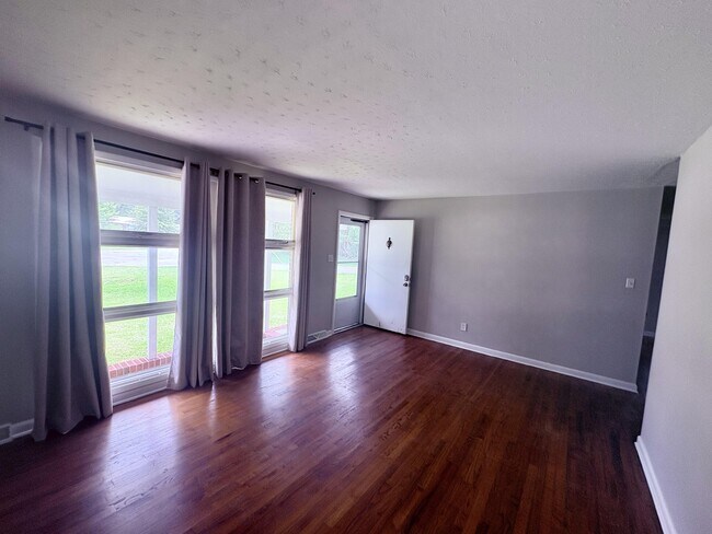 Building Photo - 406 Forest Grove Ave