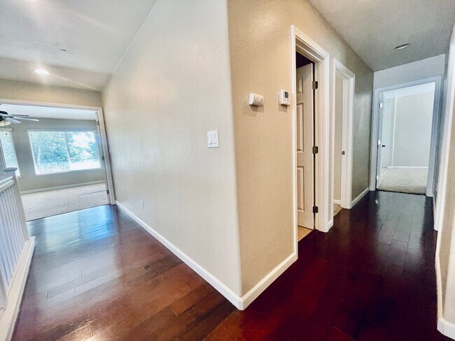 Building Photo - Beautiful 4bed / 3bath 3,281 SQFT Move in ...
