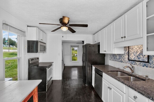 Building Photo - 3008 Lakeshore Dr