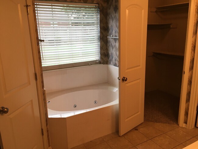 Building Photo - 4201 W Kent St