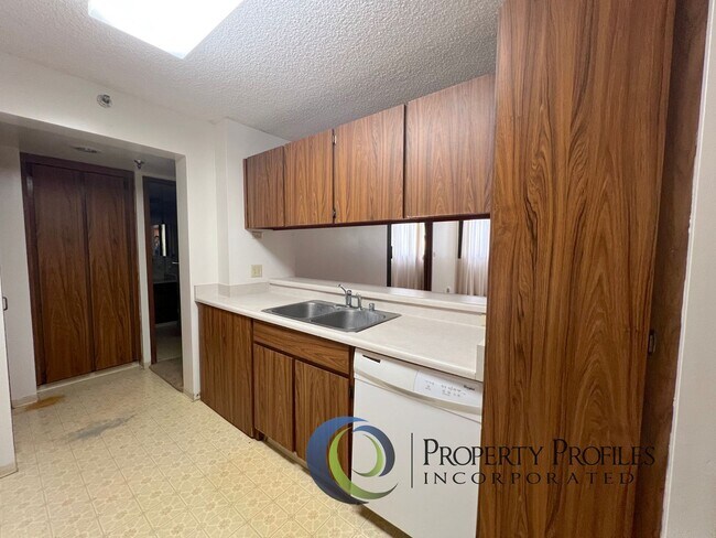 Building Photo - Country Club Plaza - 1 Bedroom 1 Bath 1 Pa...