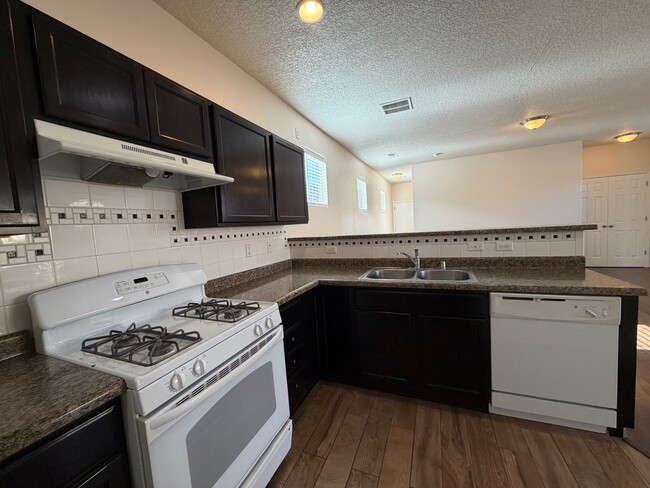 Building Photo - 2 Bedroom Single Story Town Home Available Near 98th St SW & Dennis Chavez Blvd SW!