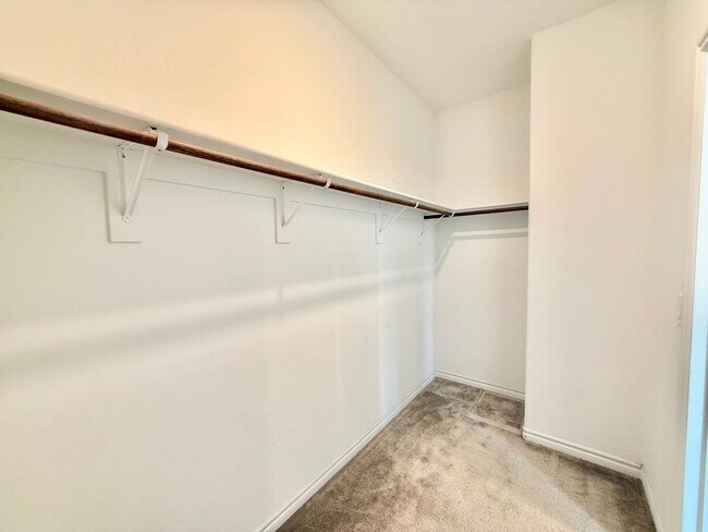 Building Photo - Gorgeous Home waiting for you!