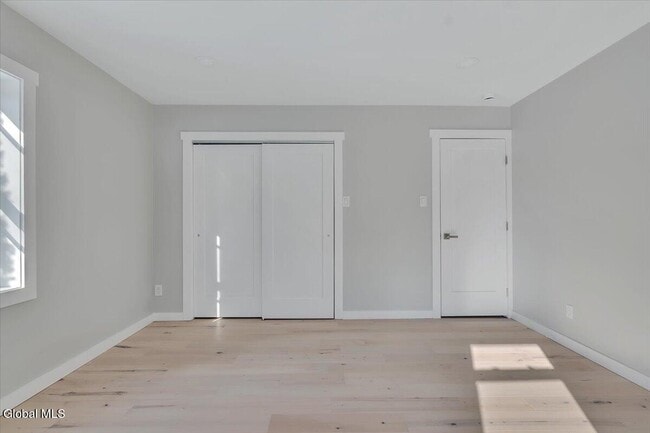 Building Photo - 257 W Circular St