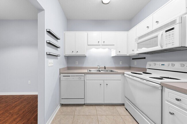 Building Photo - Great 1 Bedroom Unit at the Oaks!
