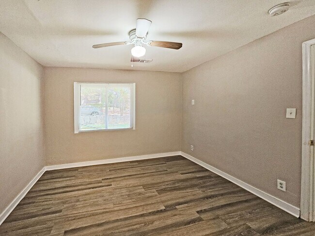 Building Photo - 2/1 Duplex Near Hank Aaron Dr - Housing Vo...