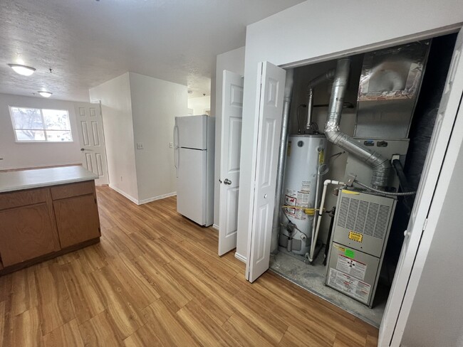 Building Photo - 2 Bed 1 bath in Kearns with Video Tour