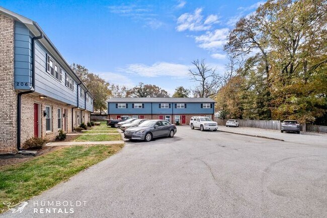 Building Photo - Townhomes at Humboldt Place- Fully renovated and move in ready 2 bedroom unit!