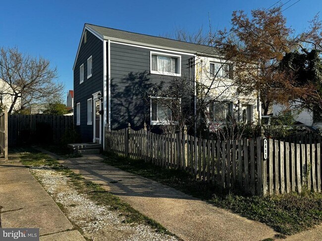 Building Photo - 5411 8th Pl S