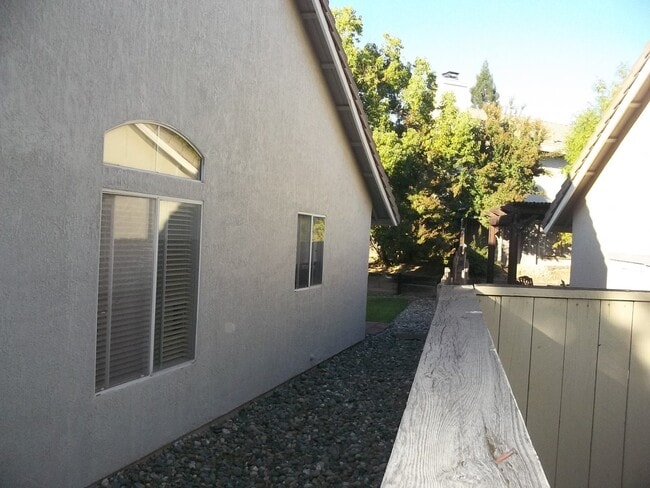 Building Photo - Woodcreek Oaks area 4 bedroom.