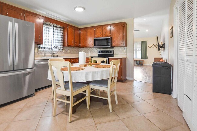 Building Photo - Pet Friendly Three Bedroom!