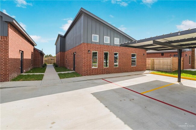 Building Photo - 10 Hidden Hls St