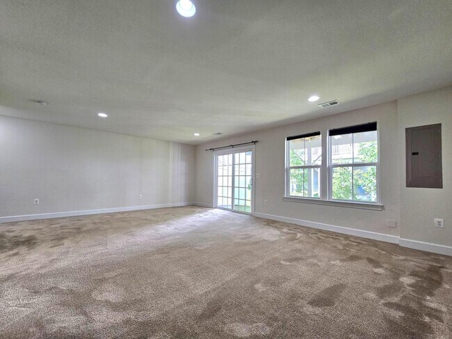 Building Photo - 8820 Englewood Farms Dr