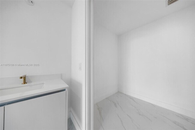 Building Photo - 700 NE 24th St