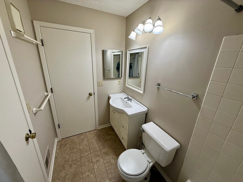 Building Photo - 8856 Jasmine Ln