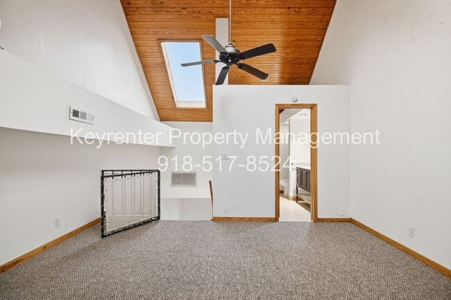 Building Photo - 2 Bed 2.5 Bath Right off Cherry Street!!