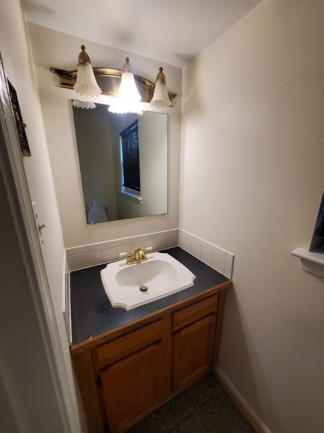Building Photo - 4 bedroom and 2 and a half single family h...