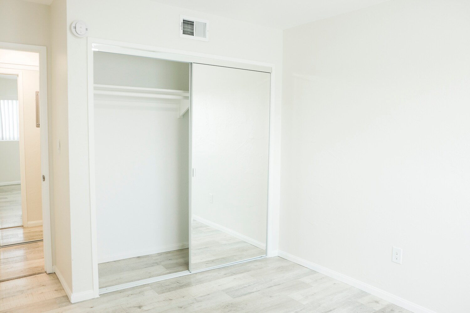 Building Photo - 4615 Lakeview Ave