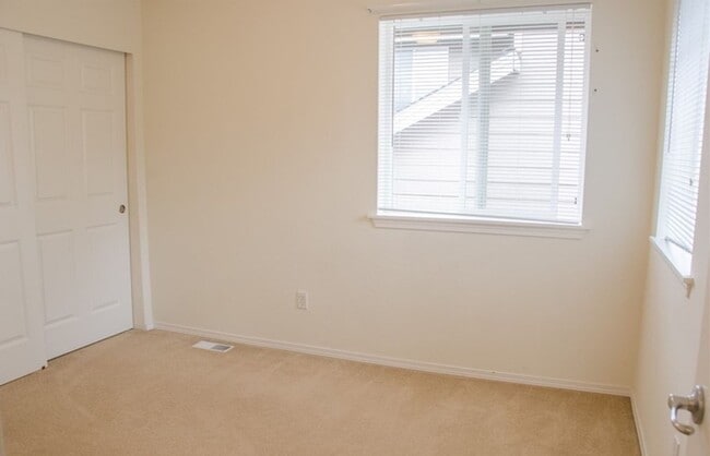 Building Photo - 3 Bed 2.5 Bath Single-family House Availab...