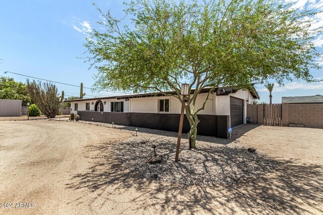 Building Photo - 7667 E Cactus Rd