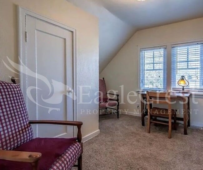 Building Photo - Charming Two Bedroom House with Bonus Room & Large Fenced Yard