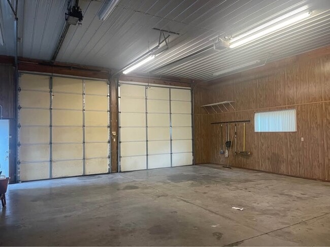 Building Photo - 226 Lake View Dr