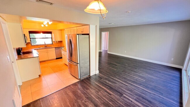 Building Photo - Timeless Charm Meets Modern Comfort in the Heart of Winter Park! WASHER & DRYER INCLUDED!