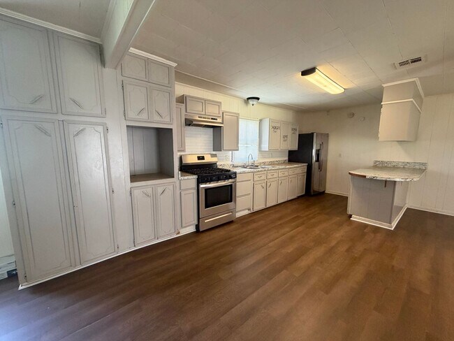 Building Photo - 507 3rd St