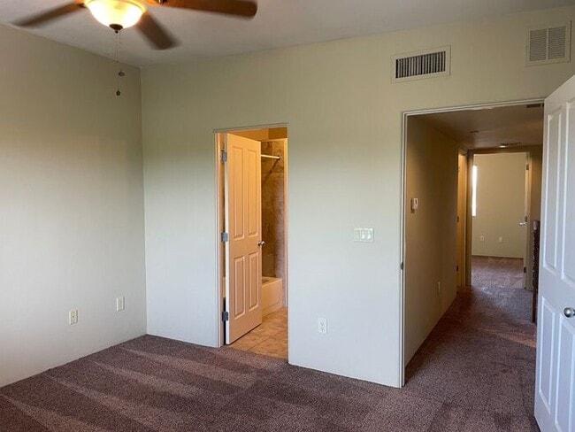 Building Photo - Popular 2BR/2.5BA 2 Story Townhome conveniently located close to PCC, U of A!