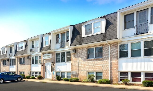 Building Photo - Berkley Manor Apartments