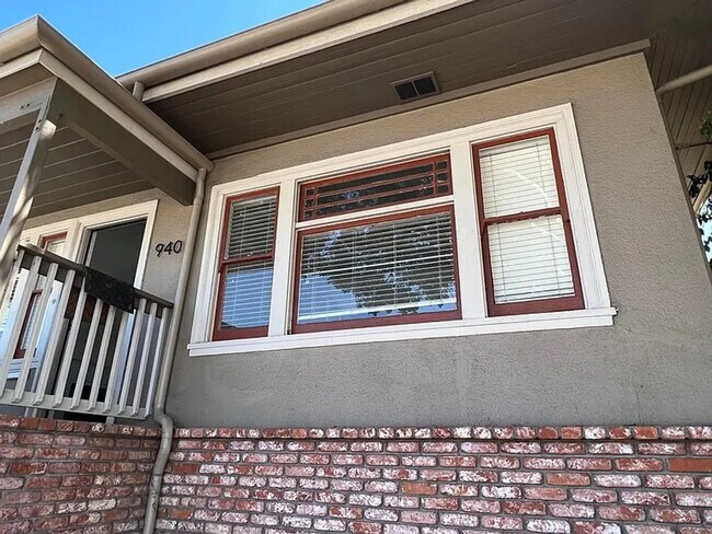 Building Photo - 940 Santa Rosa St