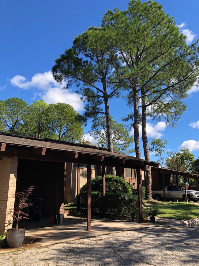 Private double carport - 1809 Westminster Street