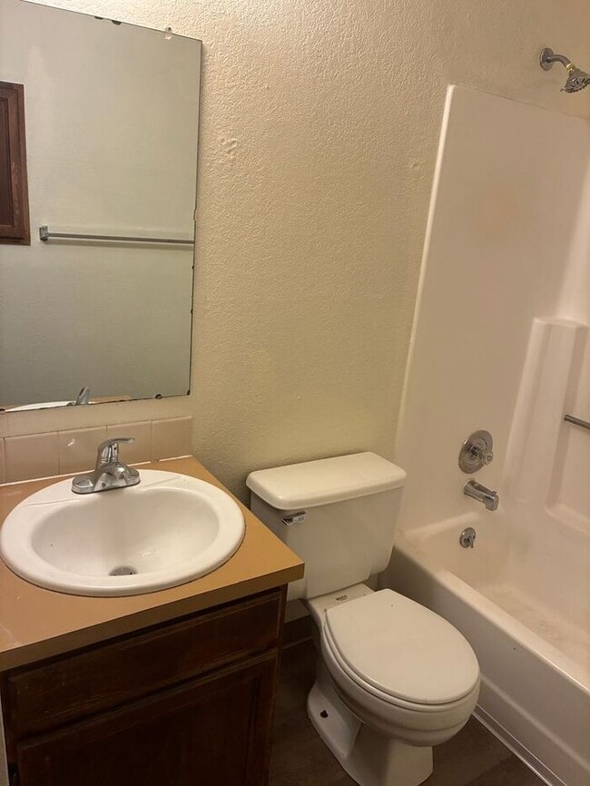 Building Photo - Cozy 2 Bed/1 Bath Apartment in North Lovel...