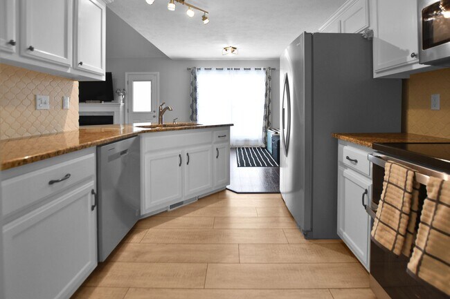 Building Photo - Three Bedroom with Bonus!