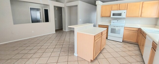 Building Photo - BEAUTIFUL 3BED+DEN, 2BATH HOME LOCATED NEA...