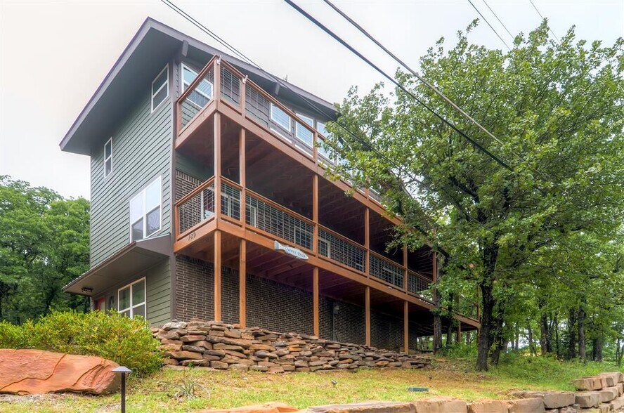 Street side - 189 Queens Dr