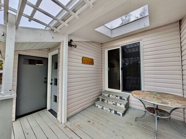 Building Photo - Darling 2 Bed 1 Bath 1940's Cottage Near Multnomah Village is a Must See!