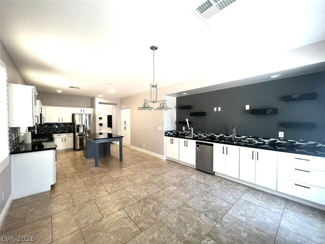 Building Photo - 5923 Poplar Tree St