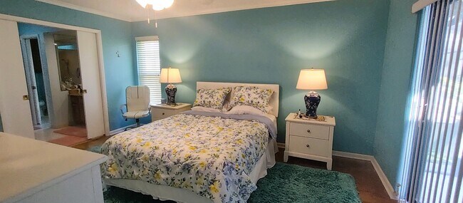 Building Photo - 1132 SE Oriental Ave