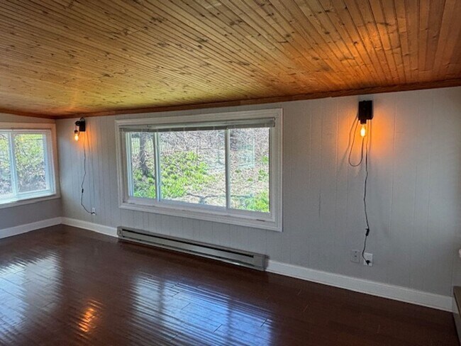 Building Photo - Available NOW! Gorgeous 3BR/2 BA Unit in Hastings!