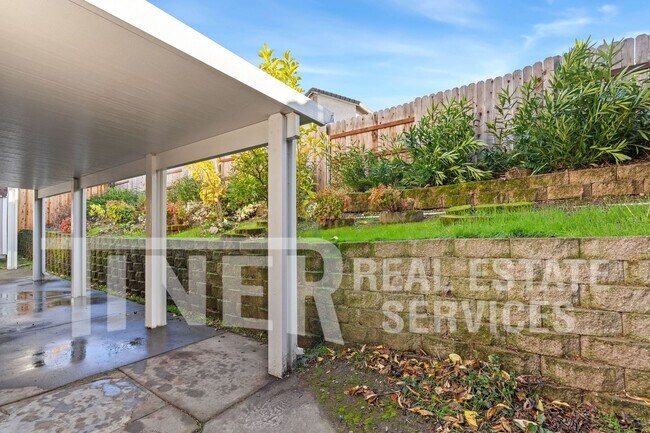 Building Photo - Spacious Home in Desireable Highland Hill ...