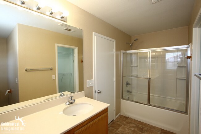 Building Photo - Beautiful Two Story 3Bdm 2.5Ba Home in Nor...
