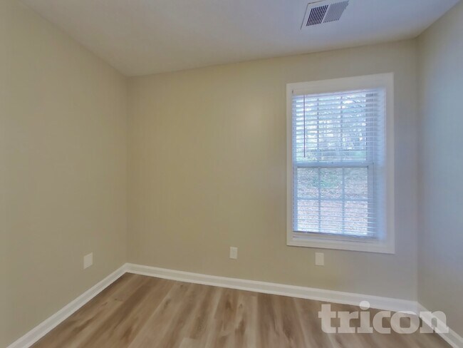 Building Photo - 449 Sarah's Ln