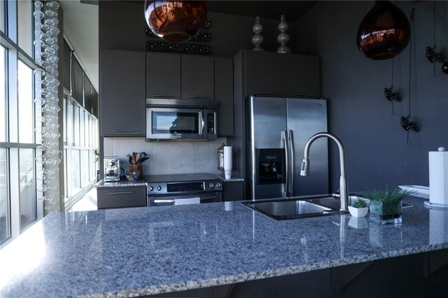 Building Photo - 609 W Dickson St