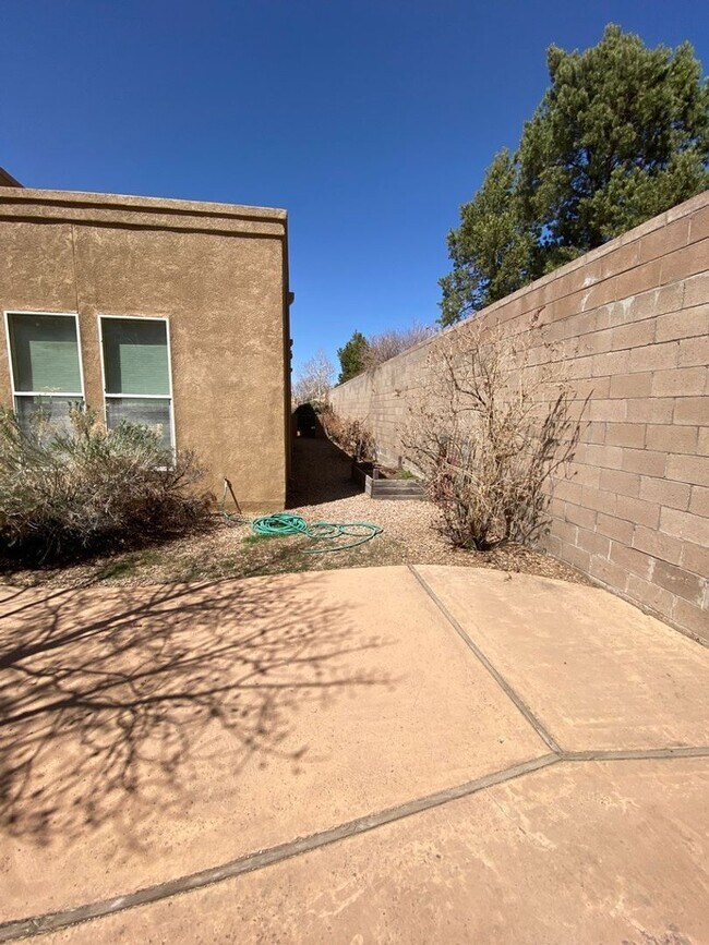 Building Photo - Beautiful 4 bedroom 3.75 bath in gated com...