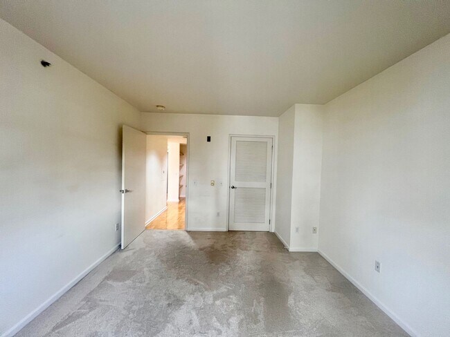 Building Photo - Excellent South Beach Location-1 Bed/1 Bath in Amenity Building with W/D & Garage Parking!