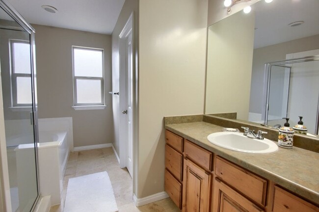 Building Photo - 3 Bedroom / 3.5 Bathroom Townhome in Millc...