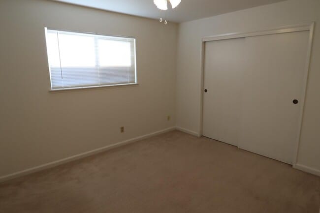Building Photo - 1419 W Pinedale Ave